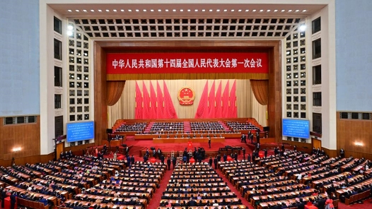 十四届全国人大一次会议举行第四次全体会议