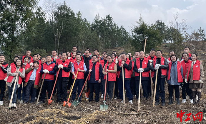 3月10日，贵州省直机关工委青工委、省林业局青工委组织50余名职工开展教育实践活动。罗德丽摄