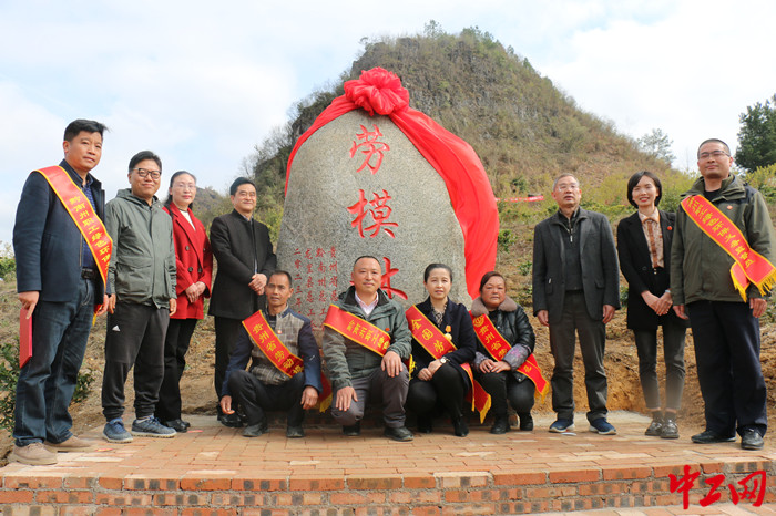 3月13日，贵州省工会系统义务植树活动启动仪式暨省州县工会共建“劳模林”揭牌仪式举行。 张蔓莉 摄
