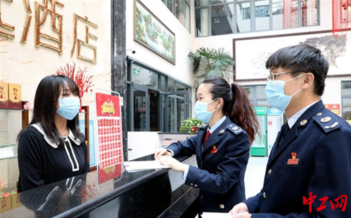 日前，泰安市税务部门开展上门服务，为企业排忧解难。泰安市税务局供图