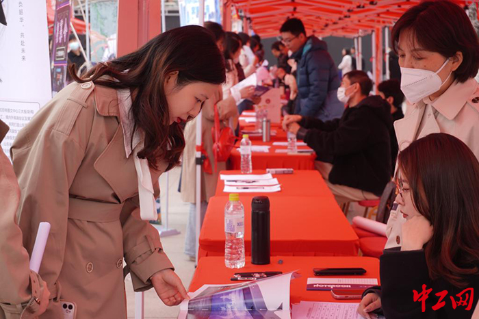 日前，山东省女大学生就业专场招聘会举行。图为招聘会现场。山东女子学院供图