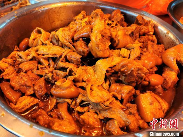 台山市台城街道富城市场上按斤销售的腐竹焖猪脚，广受当地群众青睐 李晓春 摄