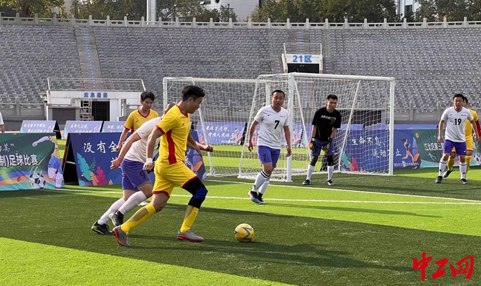 足球比赛现场。李俊 摄 足球比赛现场。李俊 摄