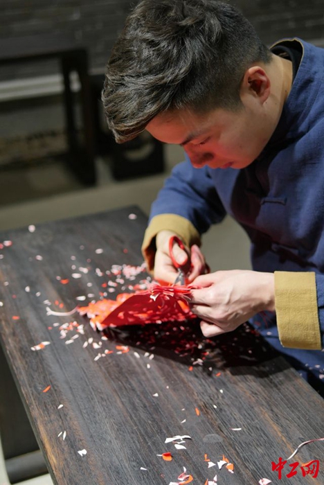 畅杨杨在剪纸 受访者供图