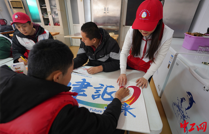 3月18日，中建八局青年志愿者和小朋友们正在共同完成名为“建证未来”的拼图。山东青岛中建八局发展建设公司供图