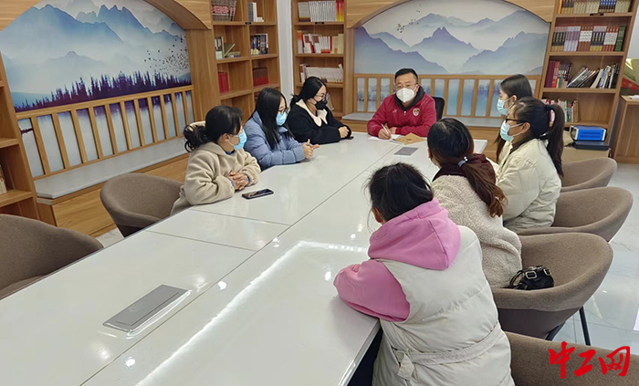 日前，在禹城市总工会的一处工会法律援助站，律师进行劳动合同方面的法律宣传。禹城市总工会供图