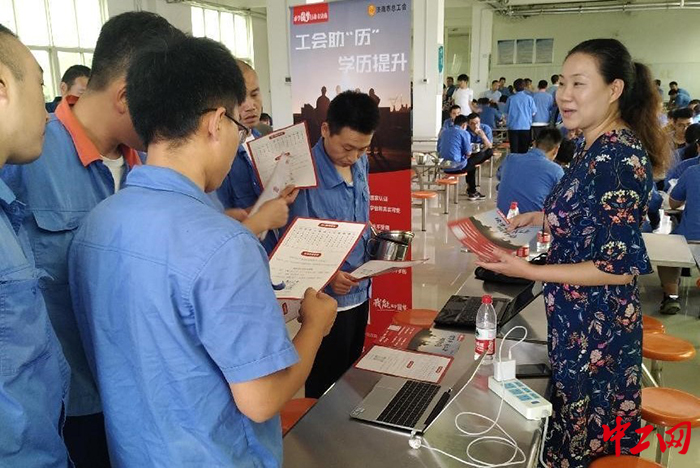 日前，宋燕（右一）到企业食堂，就“求学圆梦行动”政策向职工进行解读。杜维玉摄