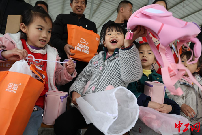 留架村幼儿小朋友收到礼物后露出灿烂的笑脸。贵州省交通运输工会供图