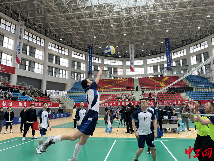 3月21日，遵义市总工会第四届“互助保障杯”职工气排球比赛开赛。 张蔓莉 摄