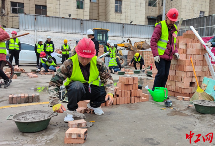 比赛中，参赛选手在进行砌筑工项目比拼（原阳县总工会 供图）