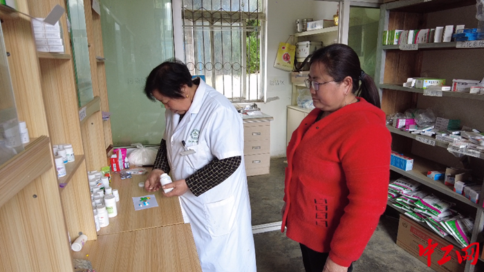 赵显英为村民配药。 钱忠闻 摄 赵显英为村民配药。 钱忠闻 摄