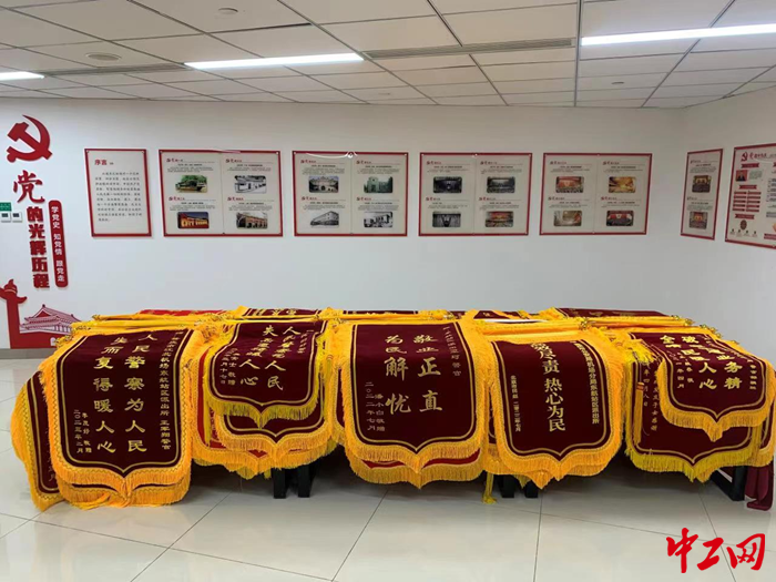 6年来派出所收到110面锦旗。警方供图