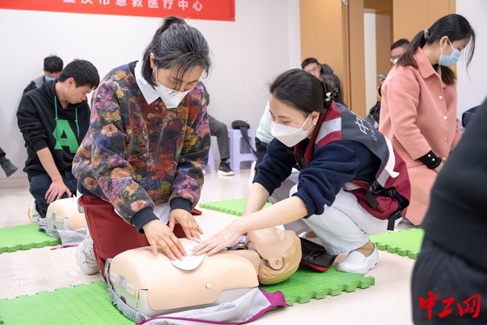 3月18日，职工在重庆市急救医疗中心参与急救知识与技能培训。中铁五局六公司供图