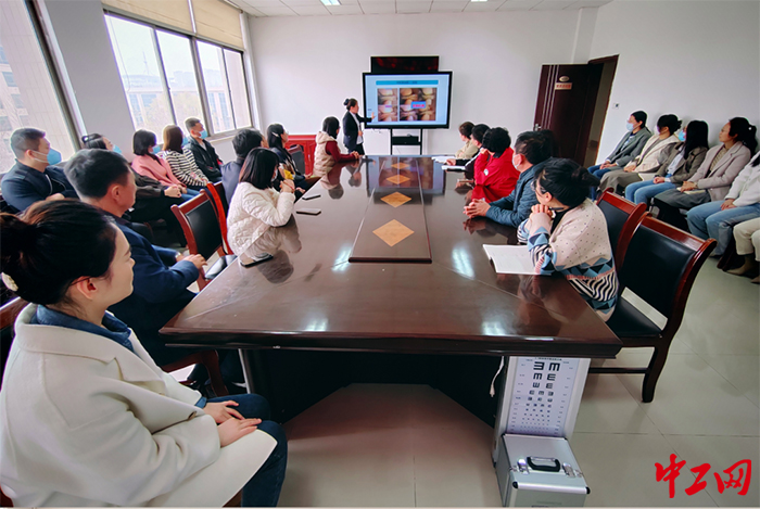 3月22日，潍坊市潍城区总工会开展了大型眼科健康义诊志愿服务活动。图为活动现场。潍城区总工会供图