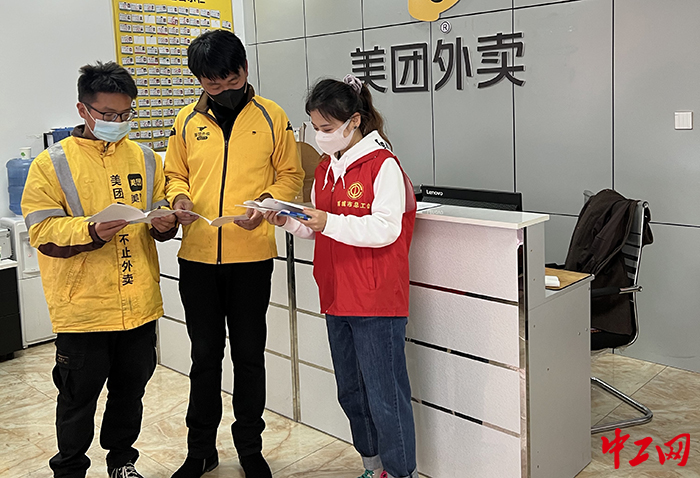 日前，禹城市总工会走进一线职工身边，嘘寒问暖办实事。禹城市总工会供图