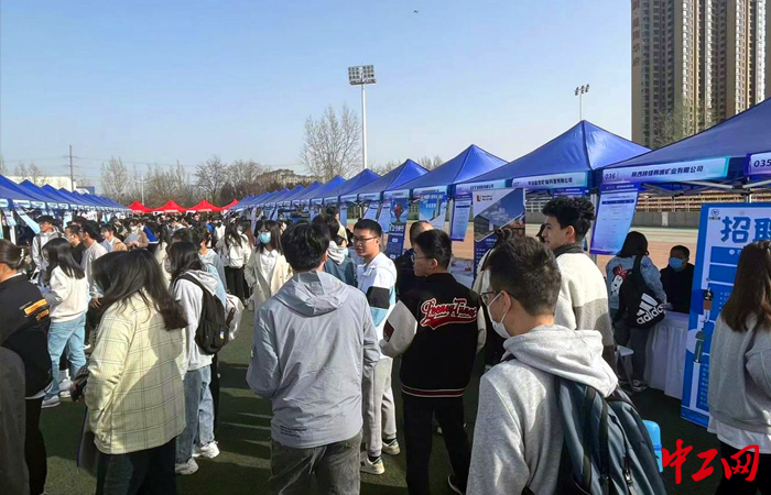 近日，2023年度“青岛招才引智名校行”活动拉开帷幕，青岛70余家重点单位赴“双一流”高校求贤纳士。青岛市人力资源和社会保障局供图