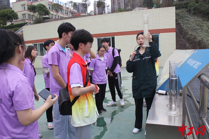 3月22日，讲解人员向同学们讲解污水处理相关知识。重庆李家沱排水公司供图