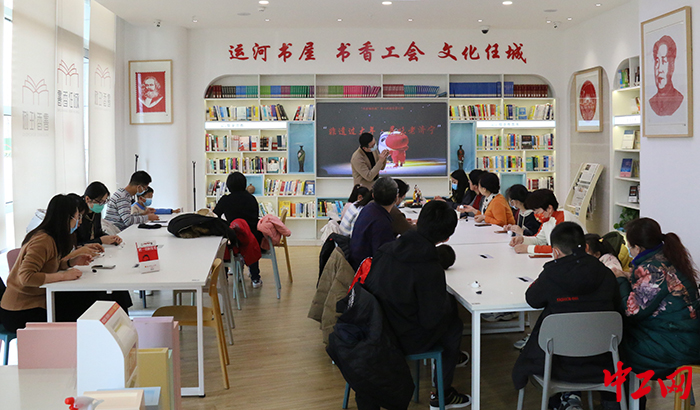 3月23日，济宁市任城区总工会在区工人文化宫运河书屋举办“书香满任城”职工悦读会。图为读书现场。任城区总工会供图