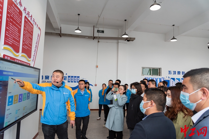 3月22日，档案负责人向参观人员介绍项目工程档案标准化管理情况。渝黔铁路有限责任公司供图