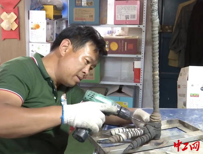 1.谷伟在用废旧轮胎制作动物模型 受访者 供图