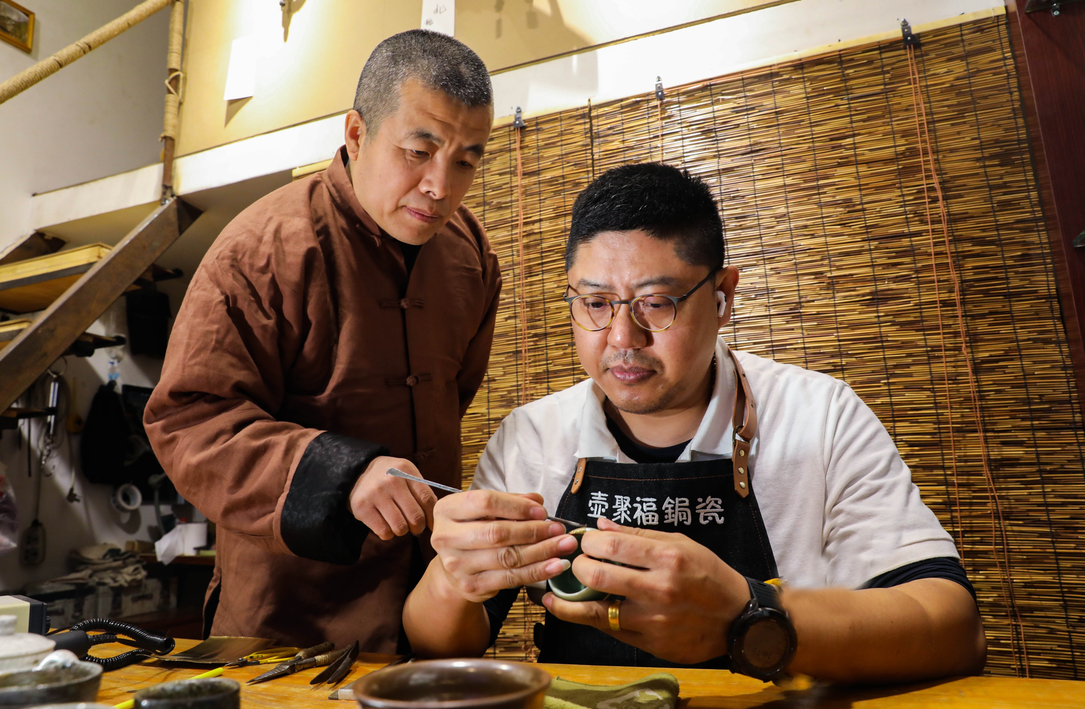 郭智军教授学徒锔瓷技艺。