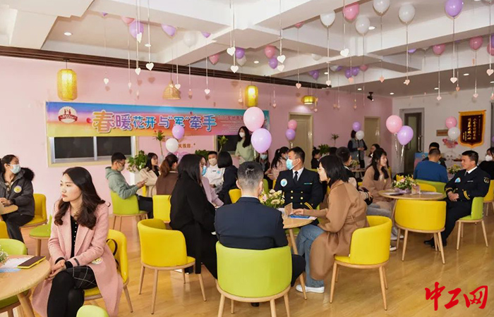 3月26日上午，西海岸新区总工会、青岛西海岸新区退役军人事务局、青岛西海岸新区区直机关工委联合开展“春暖花开 与军牵手”“情系四季 缘来是你”军地青年联谊活动。西海岸新区总工会供图