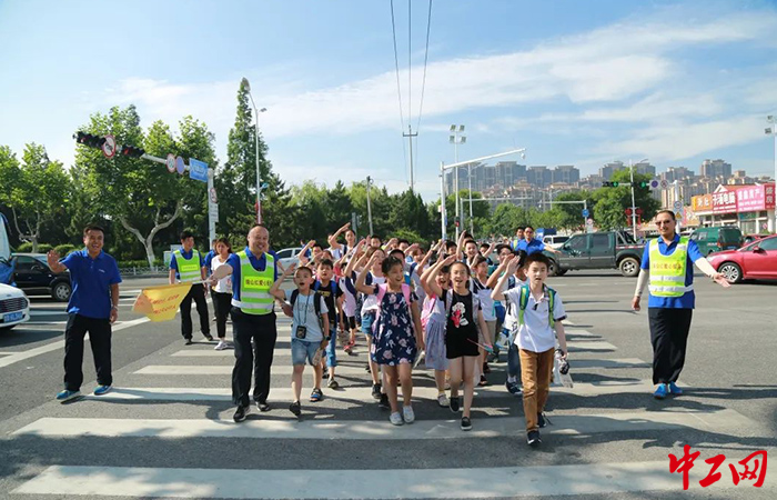 近日，西海岸新区真情巴士77路驾驶员王金军荣获“山东好人”称号。西海岸新区总工会供图