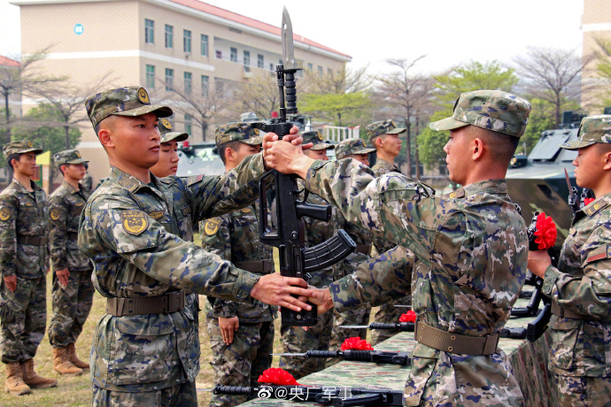 热血时刻!武警新兵接过钢枪扛起使命 - 军事 - 中工网