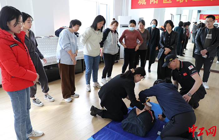 3月24日，城阳区总工会联合中国职工保险互助会青岛办事处共同组织开展了“关爱职工生命安全，强化院前急救保障”应急救护和自动体外除颤仪使用培训活动。城阳区总工会供图