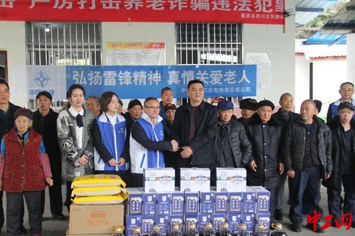 3月27日，志愿者慰问南川东城敬老院的老人们。唐莹燕摄