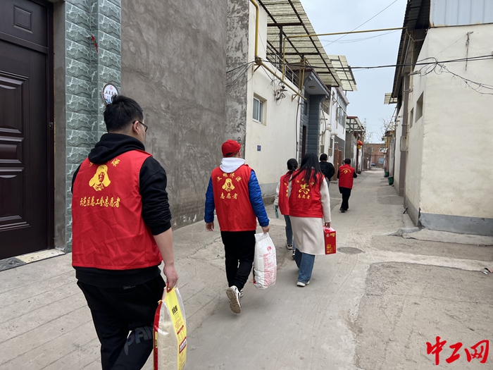 1.志愿者们为困难家庭送上大米、面粉、牛奶等慰问品（济源示范区总工会 供图）