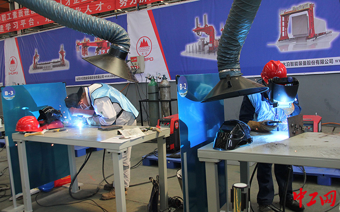 日前，济宁市“水泊智能杯”全市焊接职业技能竞赛在梁山县举办。图为比赛现场。杨玉建摄