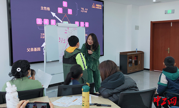 日前，新泰市工人文化宫开展了数字心理学公益“启智”课堂。图为课堂现场。新泰市总工会供图