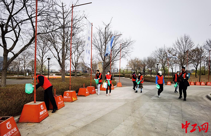 3月24日,青岛高新文化传播有限公司工会志愿服务队开展了“相约春季,环保公益”活动。高新区总工会供图 3月24日,青岛高新文化传播有限公司工会志愿服务队开展了“相约春季,环保公益”活动。高新区总工会供图