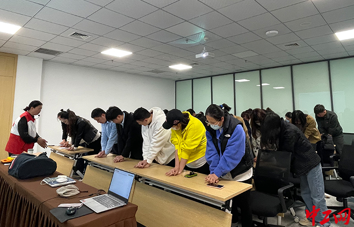 3月29日，崂山区总工会组织开展自动体外除颤器使用及应急救护培训活动。崂山区总工会供图