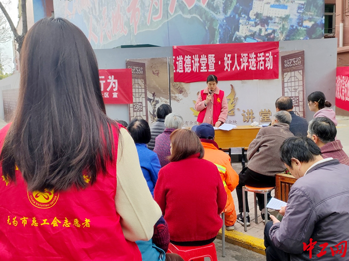 3月30日下午，志愿者为现场群众宣讲道德模范事迹。无为市总工会 供图
