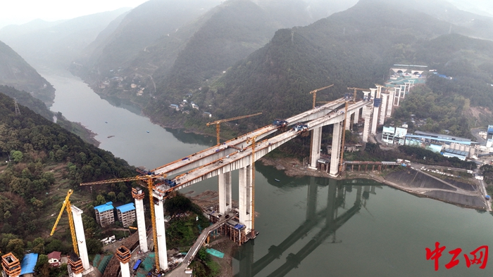 渝武（四川武胜）高速公路复线观音峡嘉陵江特大桥施工现场。中交一公局四公司供图