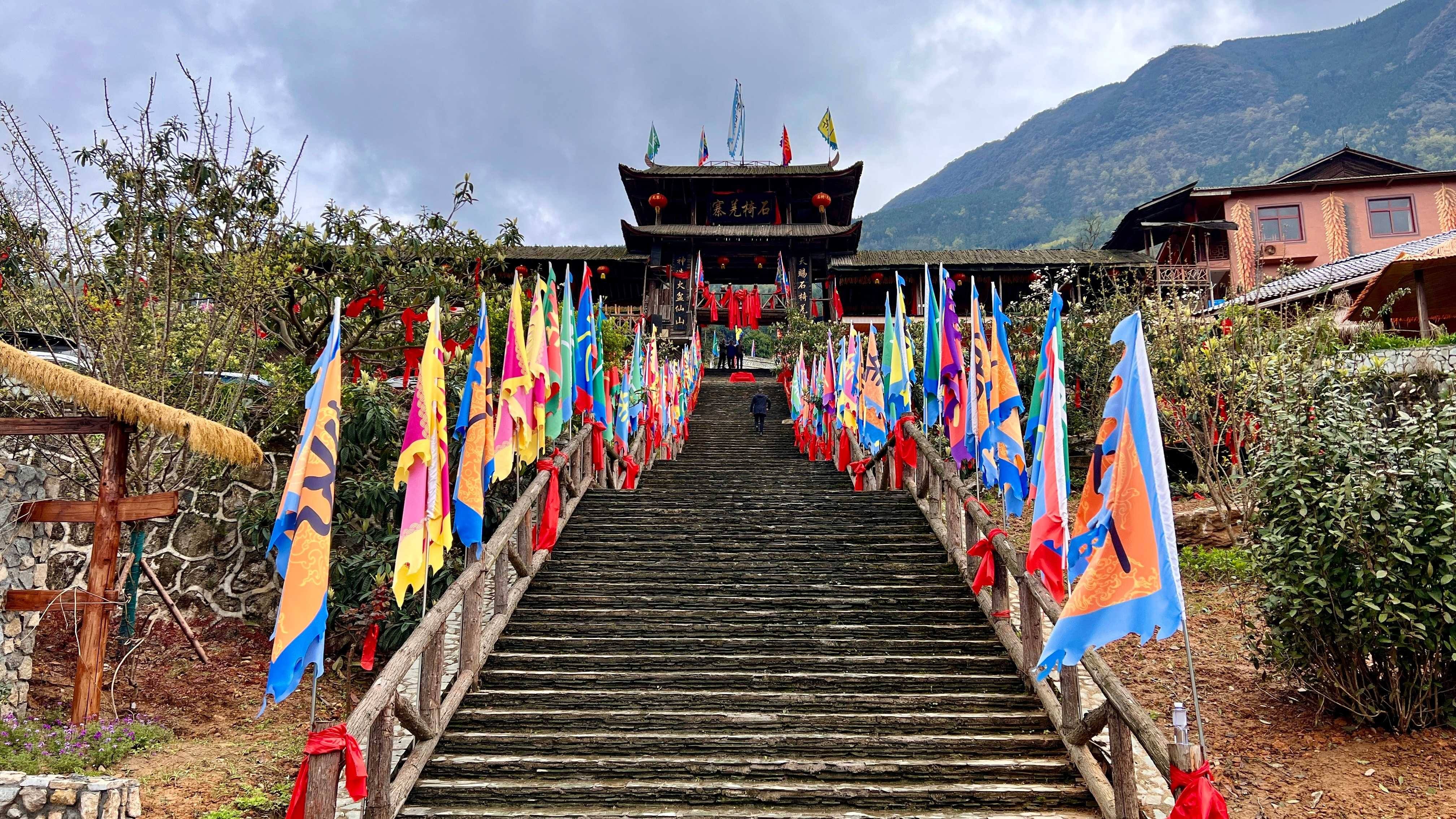 我们的家园四川石椅羌寨群山环绕峰峦叠翠