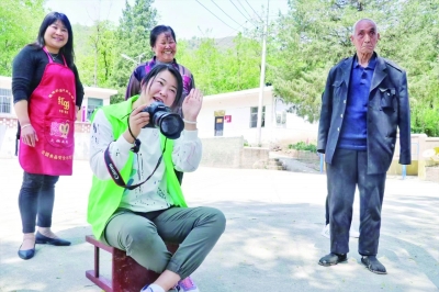 她带领团队走过20多个村子，拍下一张张真实又美好的“老人照” 为3000多名乡村老人定格“最美笑容”
