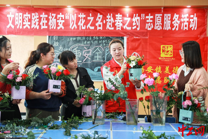 日前，乐陵市某镇文化站里开展了女职工花艺培训活动。乐陵市委宣传部供图