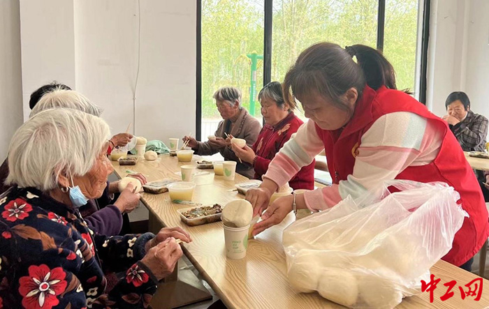 日前，齐河县华店镇的社区老人在镇综合服务中心享受免费就餐服务。华店镇党委供图