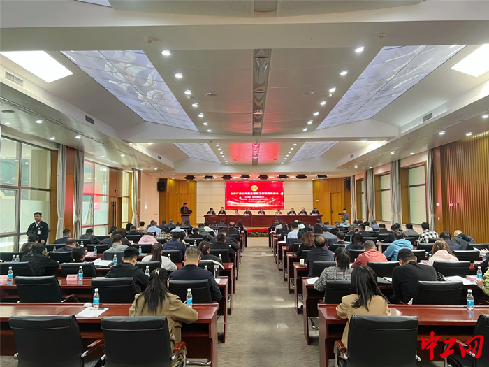 4月14日，鄂尔多斯市总工会召开全市厂务公开民主管理工作现场推进会，图为会议现场。 王瑞星 摄