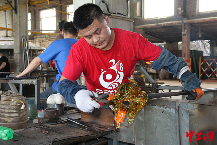 图为琉璃制作比赛现场.博山区总工会供图