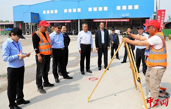 日前，微山县举办了劳动技能竞赛启动仪式。图为交通工程技能竞赛现场。微山县总工会供图