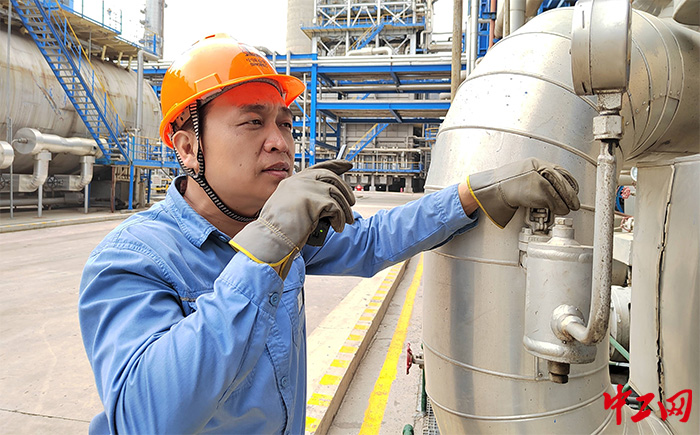 日前，于江涛在企业车间工作中。齐鲁石化公司工会供图