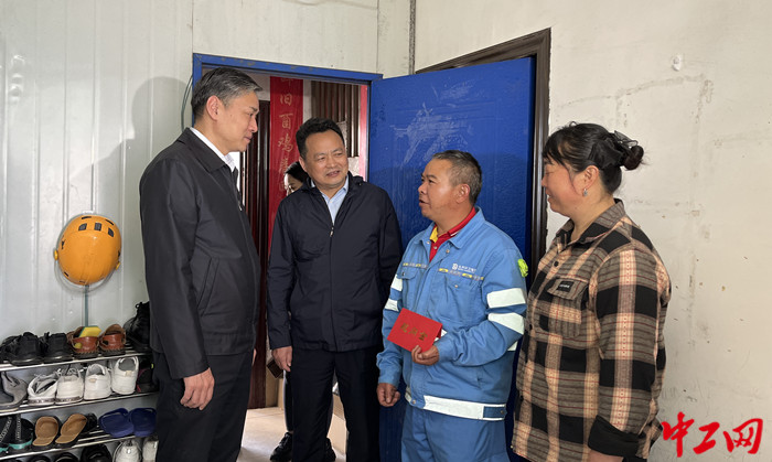 4月26日,贵州省贵阳市总工会带队慰问一线职工 杨琳 摄 4月26日,贵州省贵阳市总工会带队慰问一线职工 杨琳 摄