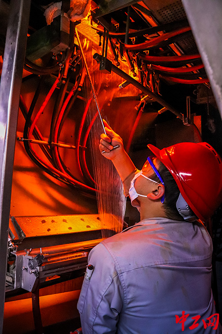 王敬军调控拉丝生产车间 付渊昊摄