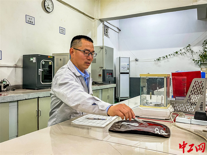 王敬军反复测试产品工艺  付渊昊摄