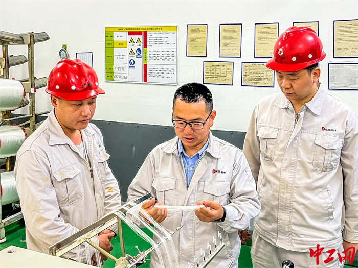 王敬军师带徒研究工艺 付渊昊摄