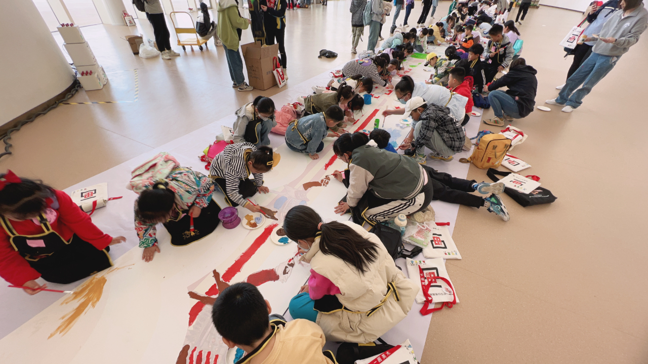 胶州市总工会开展百米长卷绘画活动